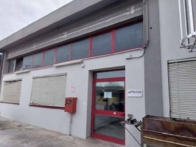 Locale Commerciale in vendita a Borgano, Lamporecchio