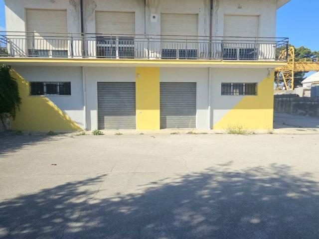 Locale Commerciale in vendita a Marcianese, Lanciano