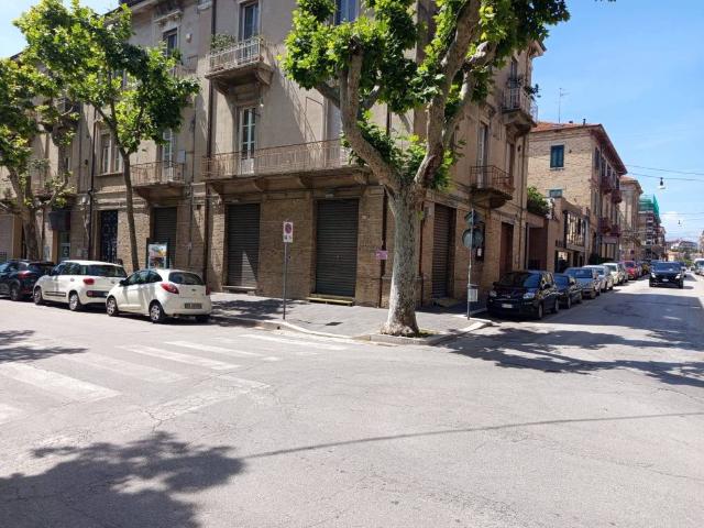 Locale Commerciale in vendita a Quartiere Trento e Trieste, Lanciano