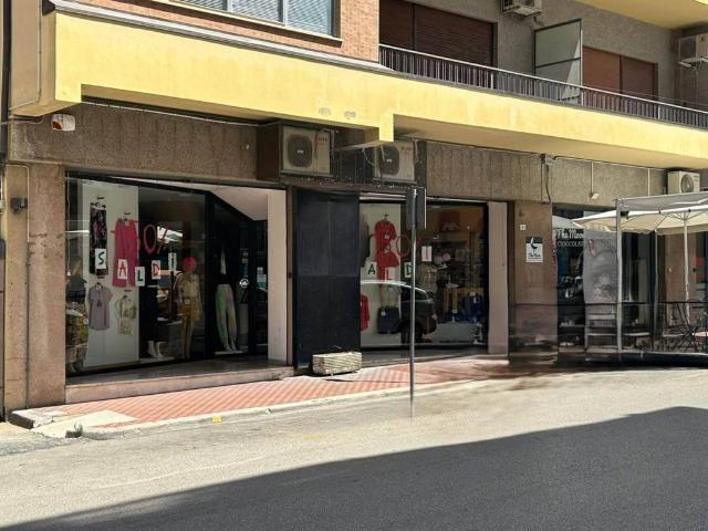 Locale Commerciale in vendita a Quartiere Trento e Trieste, Lanciano