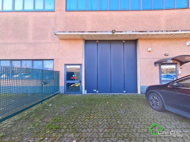 Locale Commerciale in vendita a Foppa, Landriano