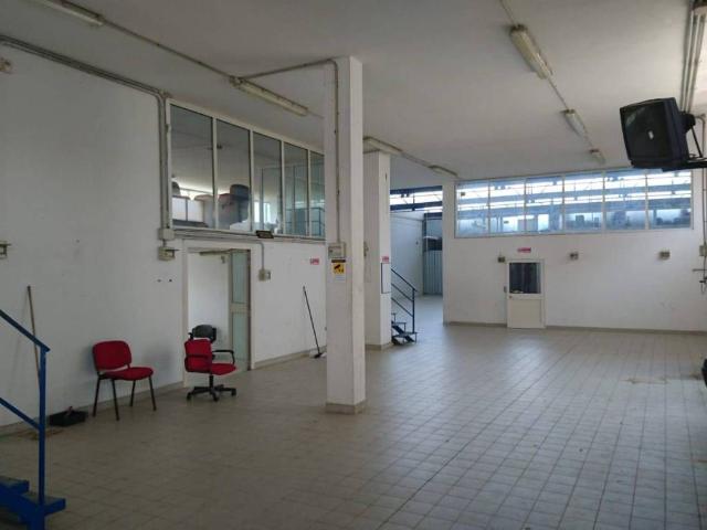 Locale Commerciale in vendita a Marche, Fermo
