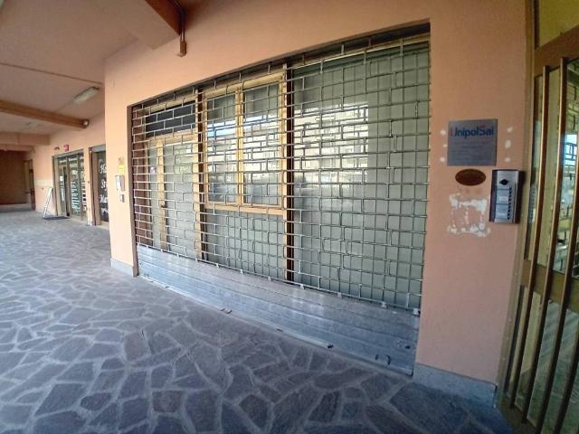 Locale Commerciale in vendita a Contrada Cappelli, Tornimparte
