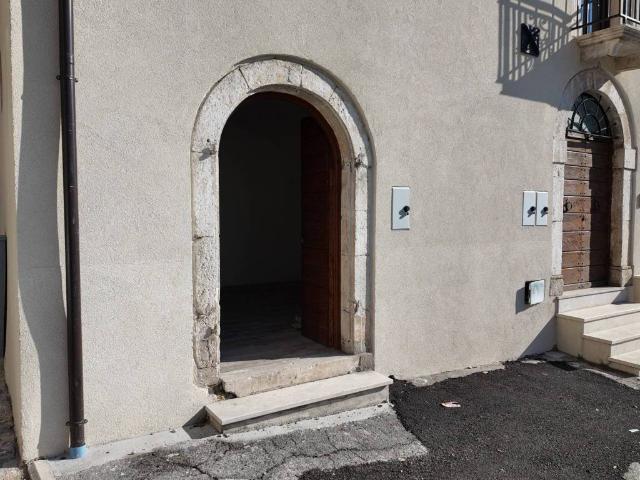 Locale Commerciale in vendita a Tornimparte, Abruzzo