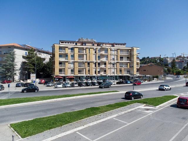 Locale Commerciale in vendita a Piazza d'Armi, Tornimparte