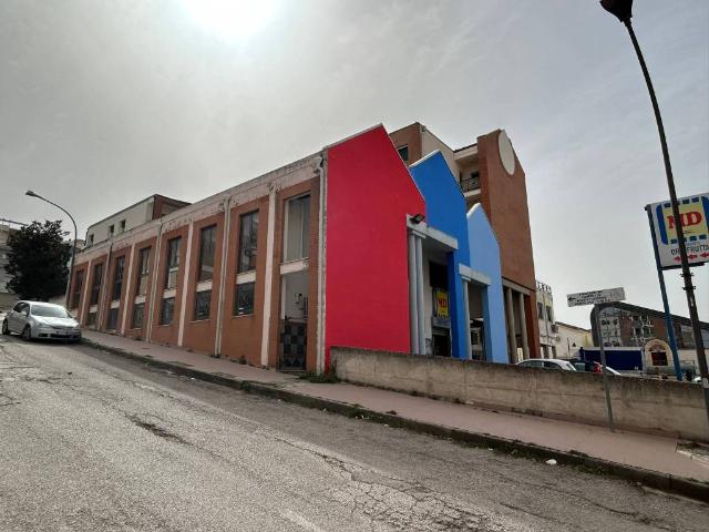 Locale Commerciale in vendita a Larino, Molise