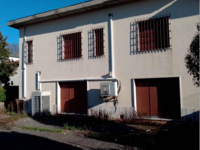 Locale Commerciale in vendita a Lastra A Signa, Toscana