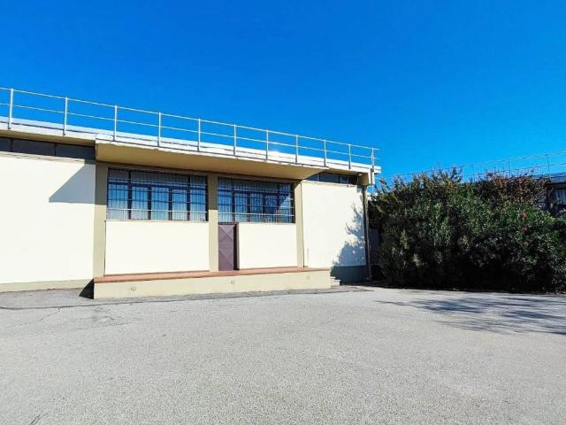 Locale Commerciale in vendita a Lastra A Signa, Toscana