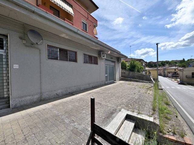 Locale Commerciale in vendita a Laterina Pergine Valdarno, Laterina