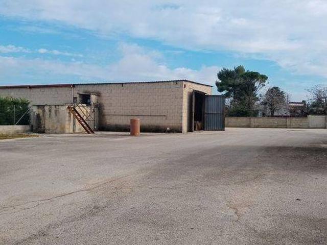 Locale Commerciale in vendita a Puglia, Brindisi