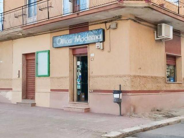 Locale Commerciale in vendita a Puglia, Brindisi