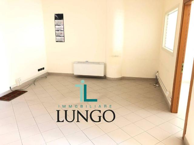 Locale Commerciale in vendita a Nicolosi, Latina