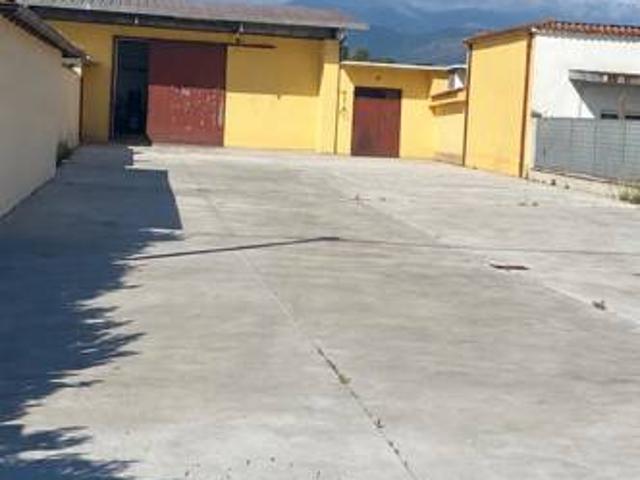 Locale Commerciale in vendita a Chiesuola di Piscinara, Latina
