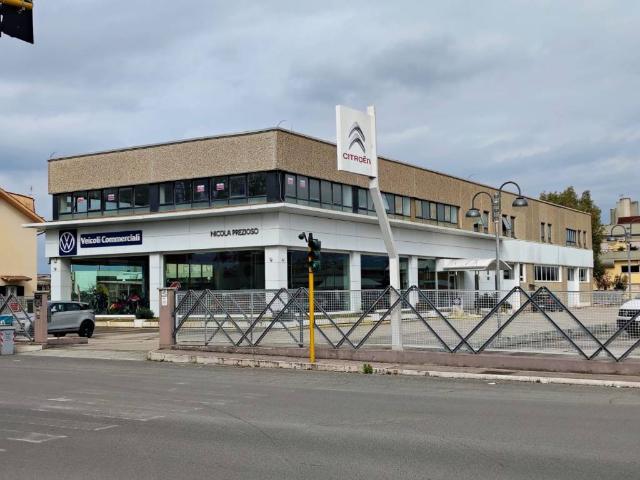 Locale Commerciale in vendita a Torre La Felce, Latina