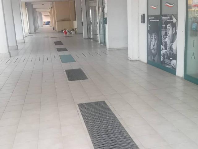 Locale Commerciale in vendita a Piccarello, Latina