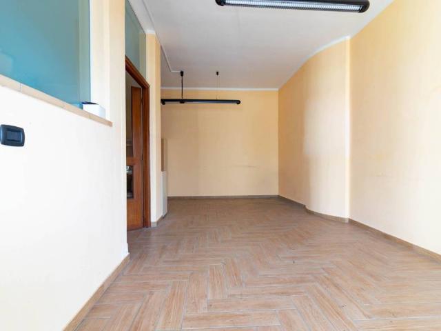 Locale Commerciale in vendita a Torre La Felce, Latina
