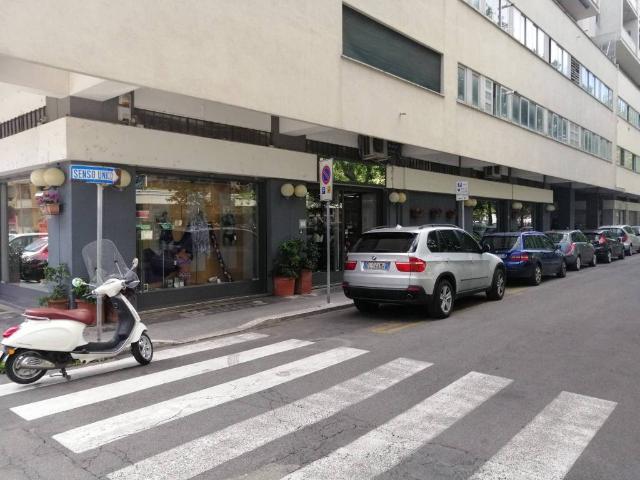 Locale Commerciale in vendita a Villaggio Trieste, Latina