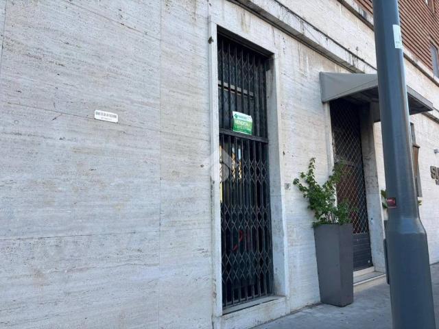 Locale Commerciale in vendita a Latina, Lazio
