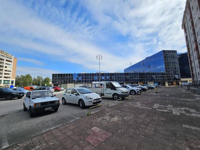 Locale Commerciale in vendita a Quartiere Italia, Latina