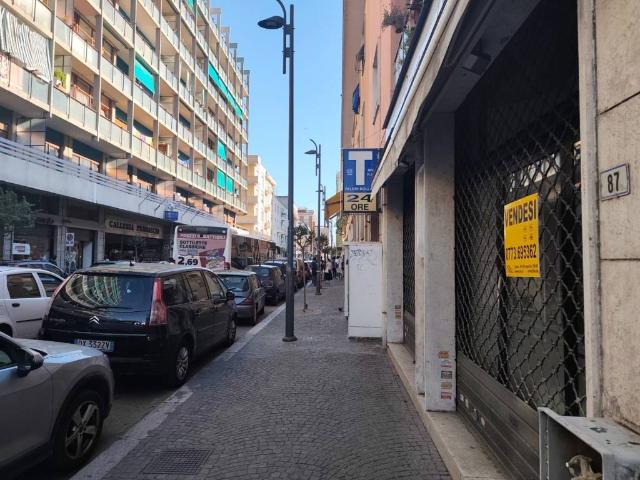 Locale Commerciale in vendita a Villaggio Trieste, Latina