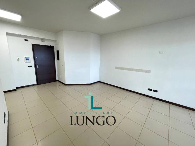 Locale Commerciale in vendita a Nicolosi, Latina