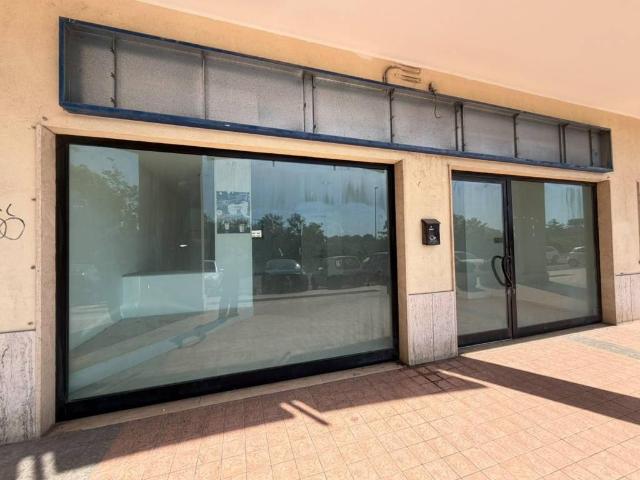 Locale Commerciale in vendita a Campo Boario, Latina