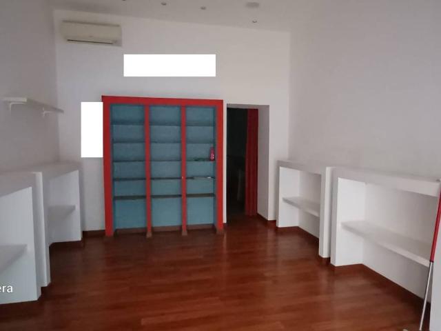 Locale Commerciale in vendita a Villaggio Trieste, Latina