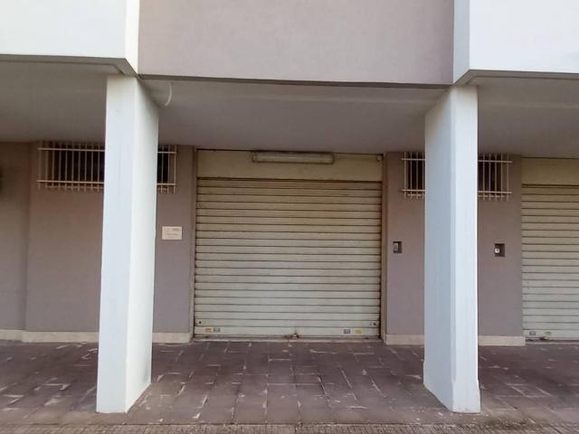 Locale Commerciale in vendita a Asves, Latina