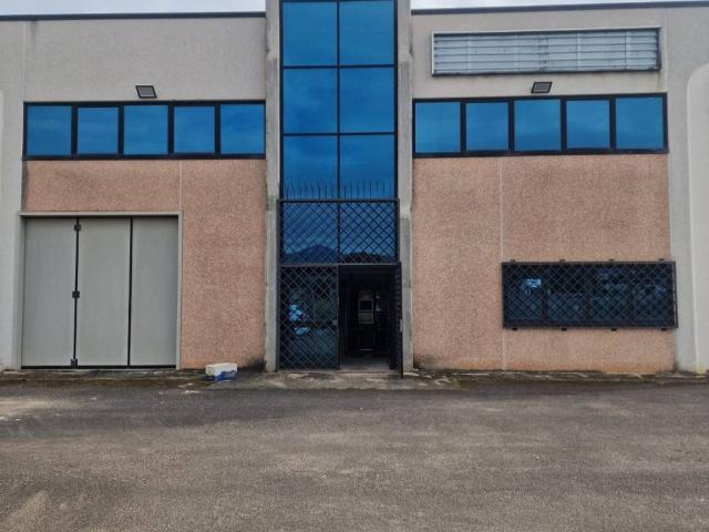 Locale Commerciale in vendita a Latina, Lazio
