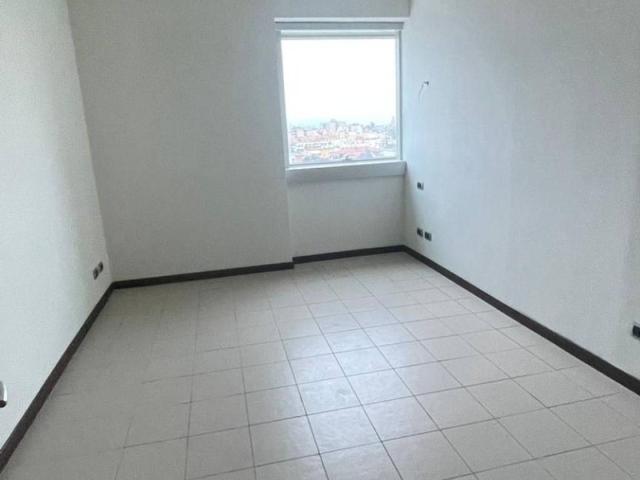 Locale Commerciale in vendita a Nicolosi, Latina