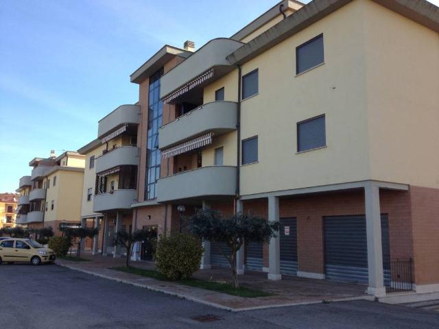 Locale Commerciale in vendita a Latina, Lazio