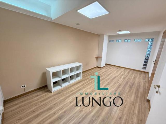 Locale Commerciale in vendita a Goretti, Latina