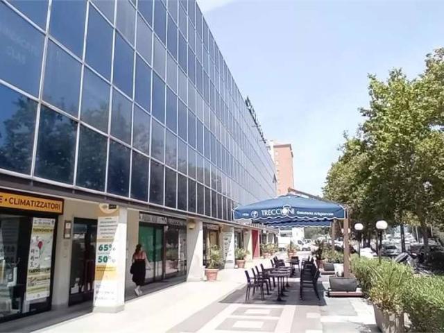 Locale Commerciale in vendita a Quartiere Italia, Latina