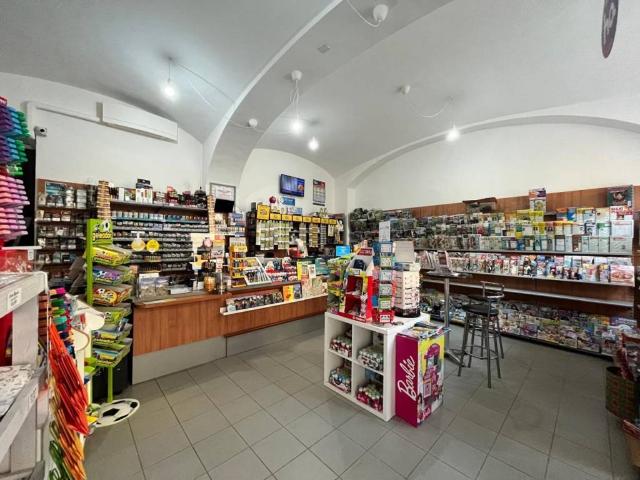 Locale Commerciale in vendita a Lauriano, Torino
