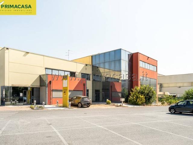Locale Commerciale in vendita a Lavagno, Vago