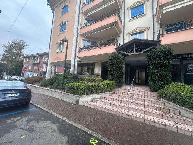 Locale Commerciale in vendita a Comunità Montana Valli del Verbano, Laveno Mombello