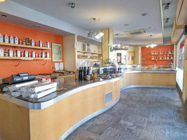 Locale Commerciale in vendita a Laveno, Laveno-Mombello