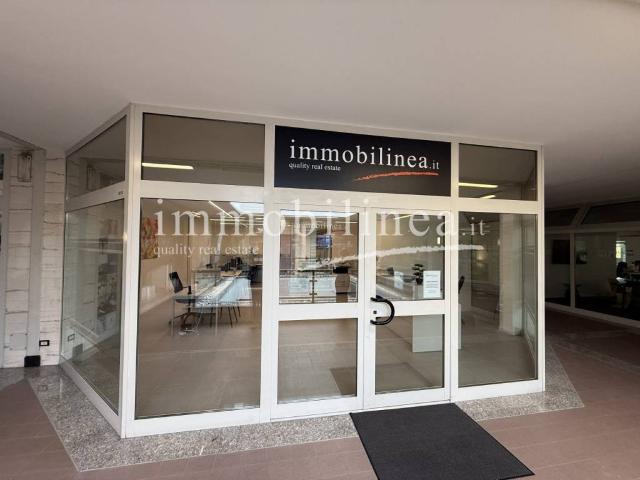 Locale Commerciale in vendita a Lazise, Veneto