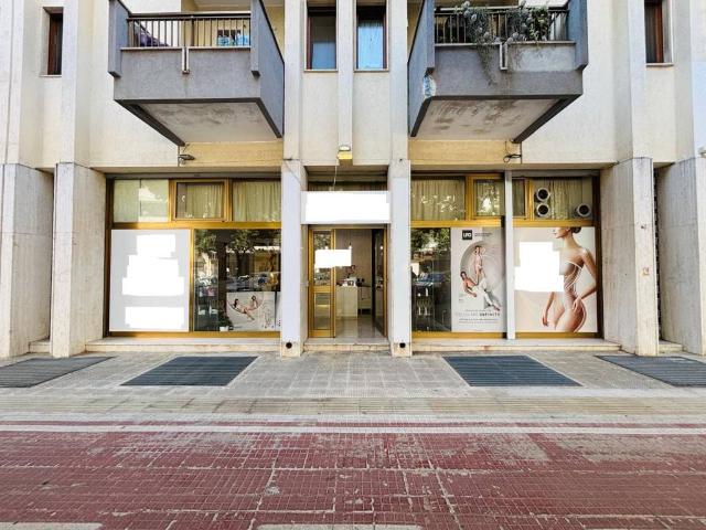 Locale Commerciale in vendita a Puglia, Lecce