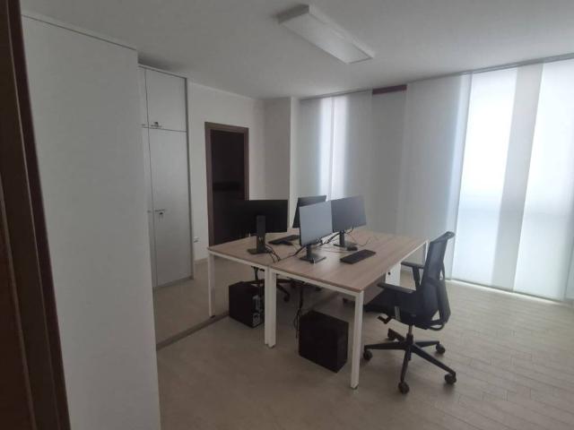 Locale Commerciale in vendita a Puglia, Lecce