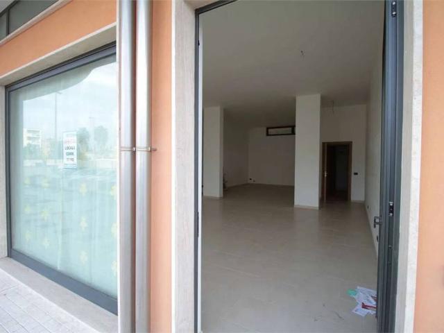 Locale Commerciale in vendita a Puglia, Lecce