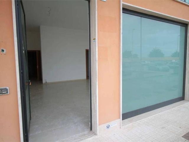 Locale Commerciale in vendita a Puglia, Lecce