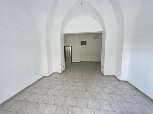 Locale Commerciale in vendita a Puglia, Lecce