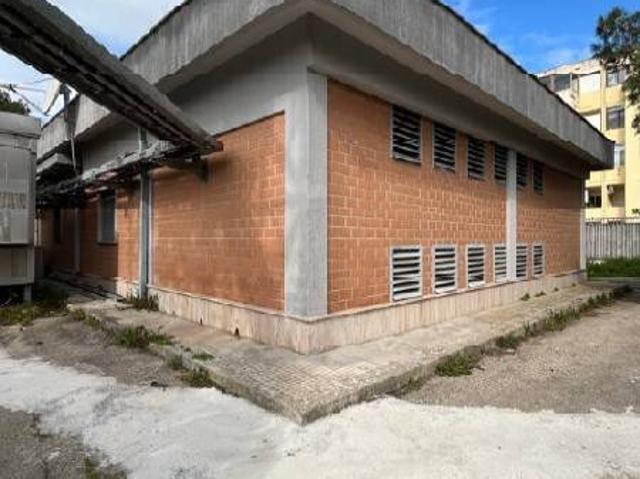 Locale Commerciale in vendita a Puglia, Lecce