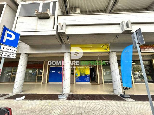 Locale Commerciale in vendita a Puglia, Lecce