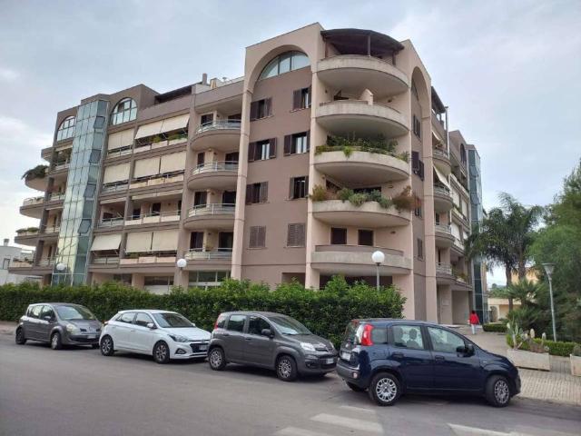 Locale Commerciale in vendita a Puglia, Lecce
