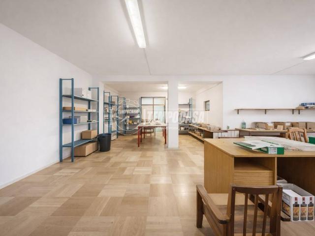 Locale Commerciale in vendita a Puglia, Lecce
