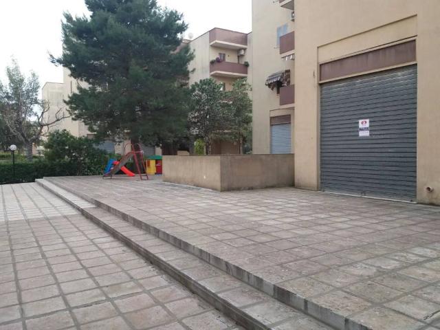 Locale Commerciale in vendita a Puglia, Lecce