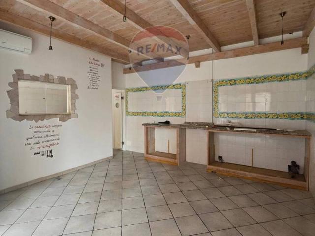 Locale Commerciale in vendita a Puglia, Lecce