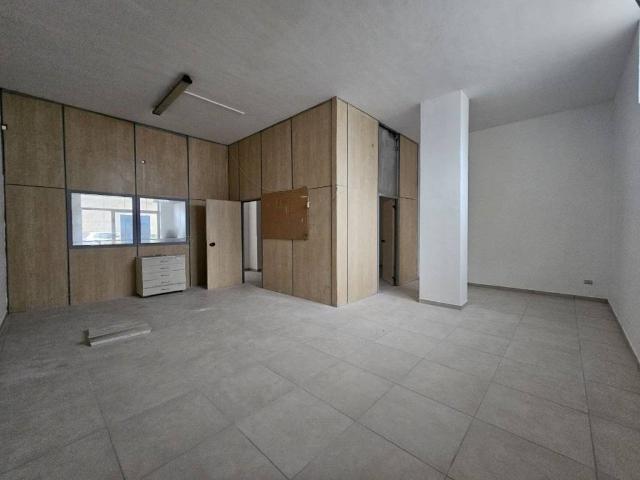 Locale Commerciale in vendita a Puglia, Lecce
